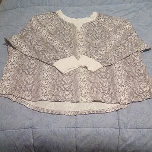 Secret Treasures Gray & White Top Size 2X